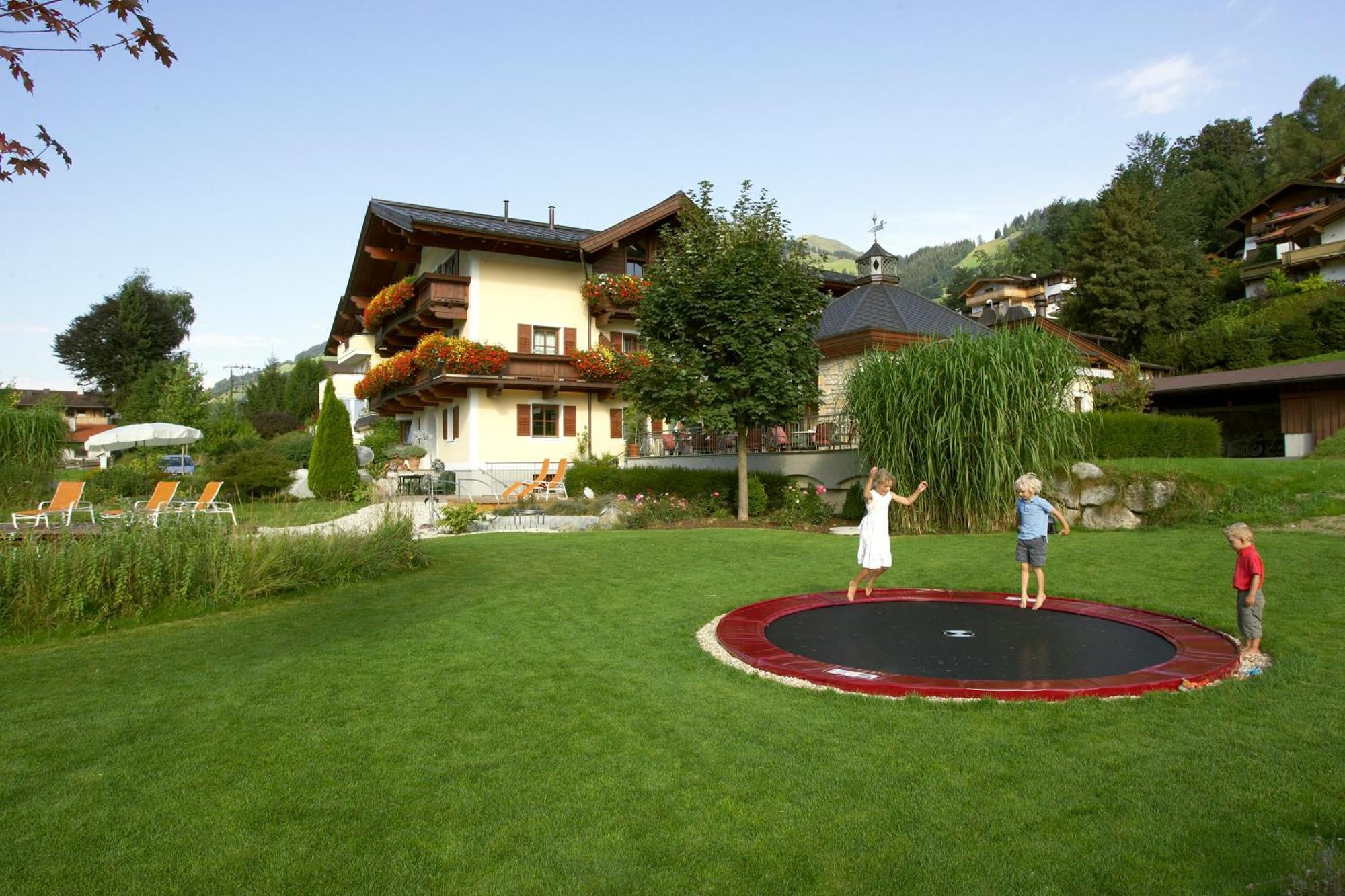 Hotel Hubertus Brixen im Thale Bagian luar foto